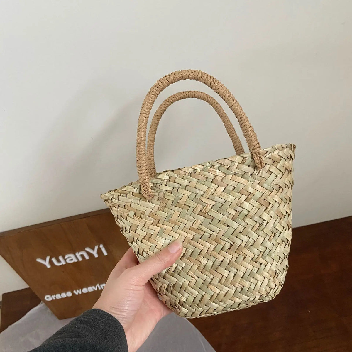 Women's Woven Straw Shoulder Bag