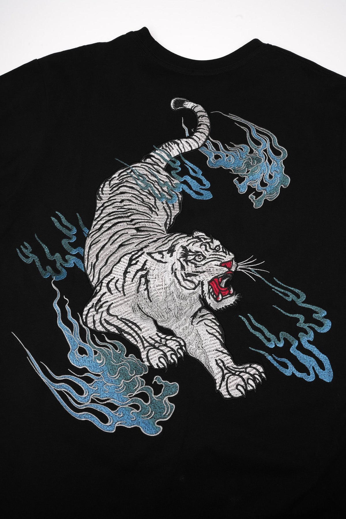 ET9817 Flaming White Tiger Embroidered Tee - Pendo Store