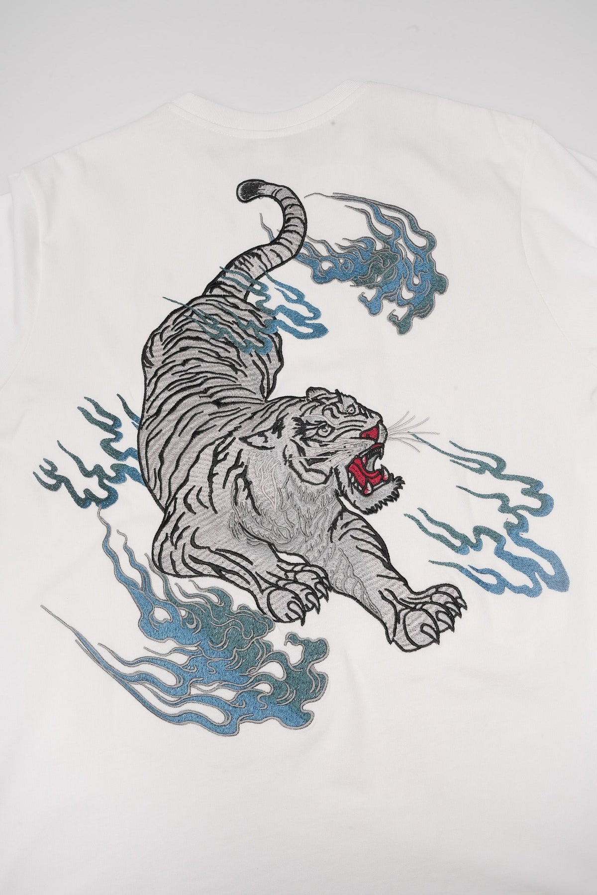 ET9817 Flaming White Tiger Embroidered Tee - Pendo Store